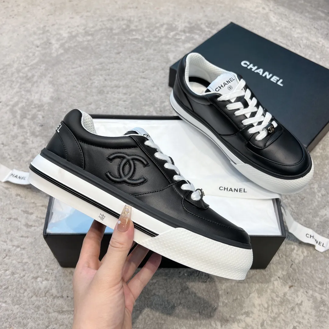 👟👟Ex-factory price 520👟👟 Chanel 23b new panda shoes C's new casual white shoes sneakers There is a reason why these shoes are so popular 🔥 They are so comfortable. They are a shoe that coexists with comfort, beauty and versatility. You can easily walk ten thousand or twenty thousand steps without any pressure. The original development last shape is delicate and stylish, and you are not afraid of wide feet. It will not make your feet fat, and it looks good and comfortable on your feet! It feels very light on the feet! Comfortable and breathable! Super whitening‼ ️It’s really a perfect match. Upper: first-layer cowhide/➕sheepskin lining. Exclusive 1:1 original customization [different from market currency‼ ️】The foot pads are made of imported mixed sheepskin, which is breathable and comfortable! ✔ T👟👟Ex-factory price U outsole exclusive original development private model! Differentiating the market rubber outsole‼ ️✔ Size: 35-39 (40 orders cannot be returned or exchanged)